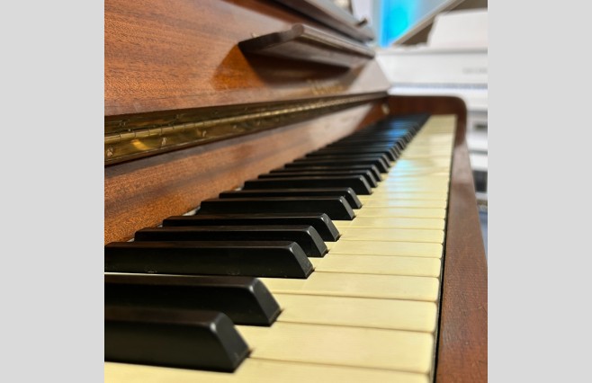 Zender Satin Mahogany Upright Piano, Used - All Inclusive Premium Package (SN:10326) - Image 6
